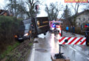 Oö: Lkw stürzt durch steile Böschung -> Bergung durch die FF Ried