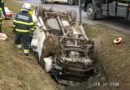 Oö: Kleintransporter auf dem Dach liegend im Bachbett -> Fahrer eingeklemmt