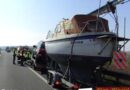 Nö: Entfernung eines Pkw-Boot-Gespanns von der A4 bei Fischamend