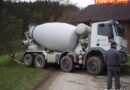 Oö: Bergung eines festhängenden Betonmischers in Pichl