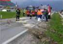 T: Lkw  samt Anhänger landete im Straßengraben