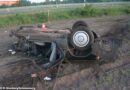 Deutschland: Auto bei Anprall an zwei Bäumen zerrissen -> 25-Jähriger getötet