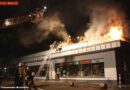Deutschland: Müllcontainerbrand erfasste Flachdach eines Geschäftsgebäudes