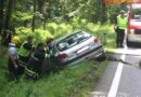 Oö: Pkw prallte gegen Baum -> Fahrzeuglenkerin bei Vöcklabruck getötet