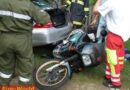 Oö: Biker in Alkoven mit Fuß unter Pkw eingeklemmt