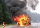 Deutschland: Lkw mit Sägespäne auf der B4 in Flammen