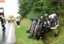 Nö: Fahrzeug überschlägt sich auf regennasser Fahrbahn