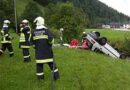 Oö: Pkw landet am Dach im Bachbett