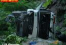Oö: Lkw stürzte von Forststraße – Lenker blieb unverletzt