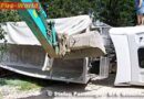 Oö: Lkw beim abladen umgestürzt