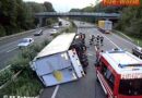 T: Lkw kippt auf der Auffahrt  zur A12 um