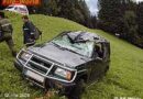 T: Geländewagen stürzt über eine Böschung