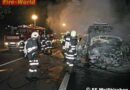 Oö: Kleintransporter auf A25 Parkplatz in Vollbrand
