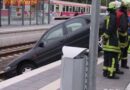 D: Kurioser Unfall am Buxtehuder Bahnhof – Pkw ins Gleisbett befahren