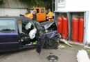 D: Auto prallt gegen Feuerwehrhaus – Propangasflaschen halten Kollision stand