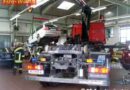 Oö: Pkw-Hebebühne in Werkstatt verkeilte sich