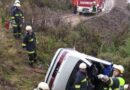 Oö: Herbstübung FF Gunskirchen -> Pkw über Böschung gestürzt
