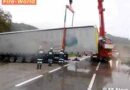 Oö: Sattelzug stürzt über eine Böschung