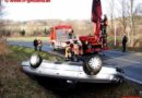 Nö: Pkw kam von der Fahrbahn ab und bleibt am Dach liegen