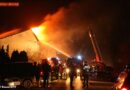 D: Stürmischer Wind bei Großbrand eines Mehrfamilienhauses