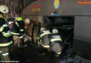 Oö: Pkw auf B 129 in Alkoven in Schulbus-Gepäcksraum gekracht