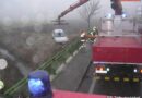 Nö: Pkw nach Ausweichmanöver bei Tribuswinkel im Bach gelandet