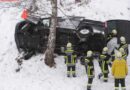Oö: Fahrzeug 20 m abgestürzt und in Baum hängen geblieben