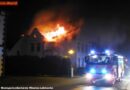 D: Meterhohe Flammen aus dem Dachstuhl eines Mehrfamilienhauses