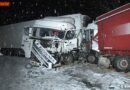 Stmk: Schneefahrbahn auf B320: Sattelschlepper kollidierten frontal