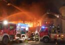 Nö: Brandserie in Hirschwang geht weiter, Lagerhalle in Vollbrand