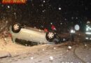 Oö: Pkw kommt im dichten Schneetreiben von der Fahrbahn ab