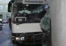 Oö: Linienbus in Obernberg am Inn gegen Markttor gerutscht