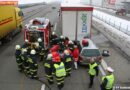 Oö: Pkw-Lenker nach Auffahrt auf Lkw auf der A1 bei Sattledt eingeklemmt