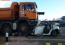 D: Ungebremst auf Lkw aufgefahren -> Lkw-Führerhaus zermalmt, 1 Toter