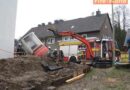 D: Umgestürzter Mini-Bagger in Hattingen -> Fahrer eingeklemmt