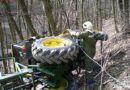 Bgld: Traktor blieb bei sturz über eine Böschung an Baum hängen