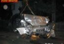 T: Pkw rammt einen Holzzaun und prallt frontal gegen eine Hausmauer