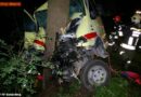Oö: Transporter in St. Florian am Inn gegen Baum -> 1 Eingeklemmter