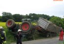 Deutschland: Lenker unter auf Dach liegendem Traktor eingeklemmt