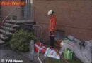 D:  Hydrant abgefahren, im Auto eingeklemmt und Haus unter Wasser gesetzt