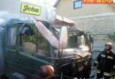 Oö: Lenkunfähiger Lkw in Schwanenstadt in Garage gekracht