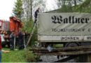 Nö: Lkw bei Fahrt über Holzbrücke eingebrochen