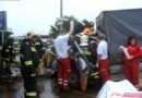 Nö: Fahrer eines Klein-Lkw nach Unfall eingeklemmt