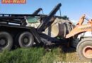 Nö: Lkw kippt seitlich über eine Böschung