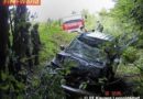 Nö: Pkw Gespann 15m in den Wald gestürzt