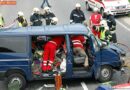 Oö: Fahrzeuglenker nach Unfall aus dem Wrack befreit