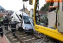 Stmk: Pkw schoss durch Bahnhaltestelle und landete auf Schienen