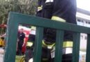 Nö: Kleinkind steckt im Zaun fest