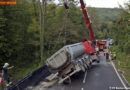 Nö: Mit Bitumen beladener Sattelzug umgestürzt
