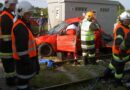 Nö: Pkw kollidiert mit Zug – Eine Person im Wrack eingeklemmt